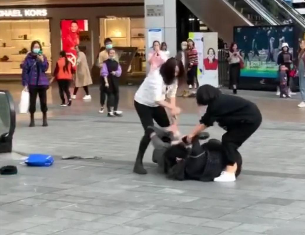 重庆4女街头打架，踹倒狠踩还扯丝袜，这是女生打架惯用手法吗？