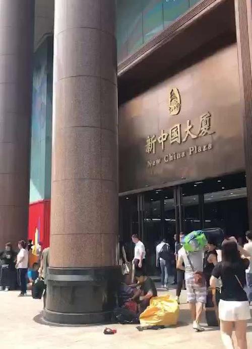 请问十三行和新中国大厦是一个地方吗