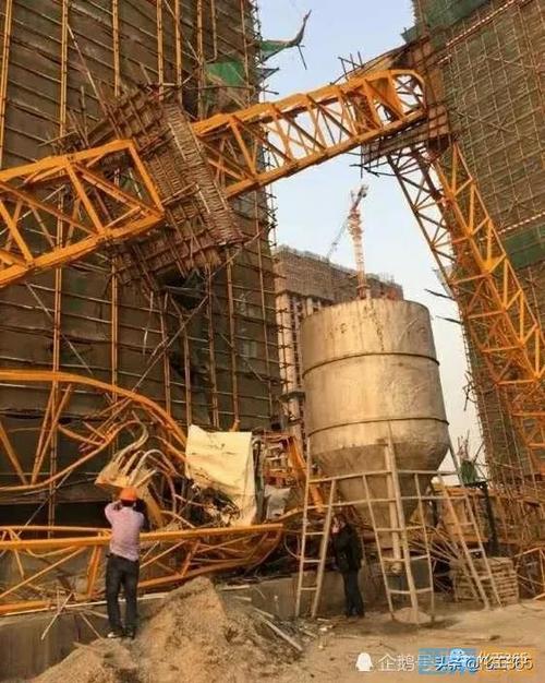 兰州一工地塔吊拆除时发生意外致3死，谁该为此事故负责？
