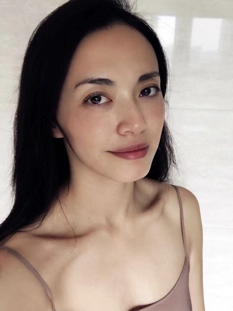 姚晨在社交平台分享了一组健身的照片以及素颜自拍，自拍美艳动人，姚晨为何如此热爱健身？