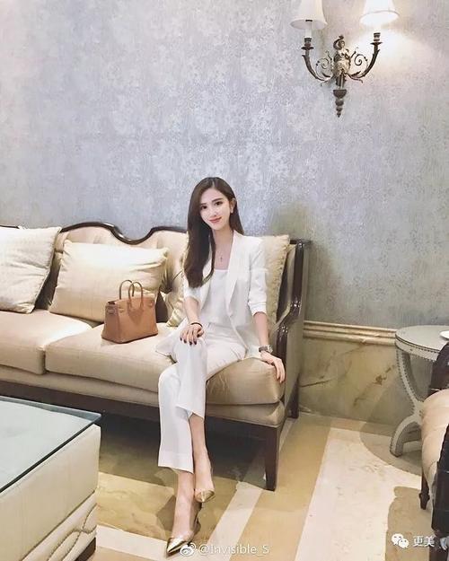 白富美让他男朋友去她家公司当清洁工，，，，，白富美为什么这么做？