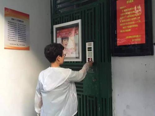 上海一小区推出了智能门禁可查群租，这种智能门是如何查群租的？