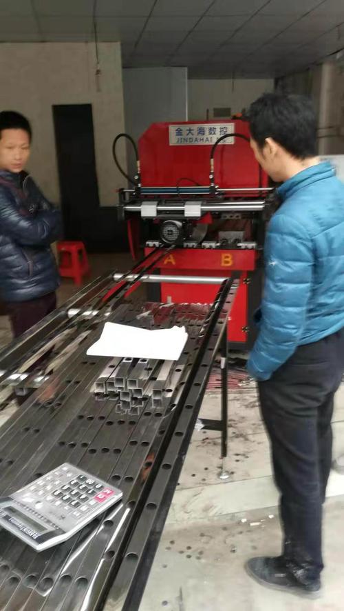 数控冲床模具要求冲1.5厚度304不锈钢，能冲5W次以上，硬度要求达到61~63，请问用什么材料来做好？