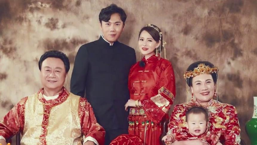 伊能静携公婆拍喜庆全家福，翡翠竟让她如此温婉