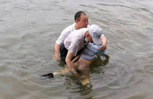 痛惜！一家五口不慎落水，71岁老人为救人不幸溺亡，家属对此有何回应？