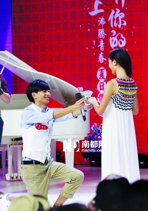 左立跪地求婚