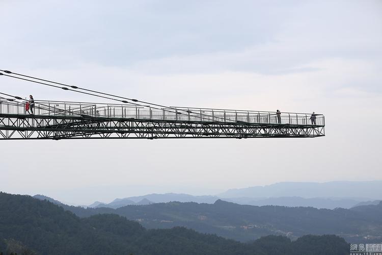 重庆最牛风景区，1010米悬崖上，是世界最长悬挑玻璃廊桥吗？