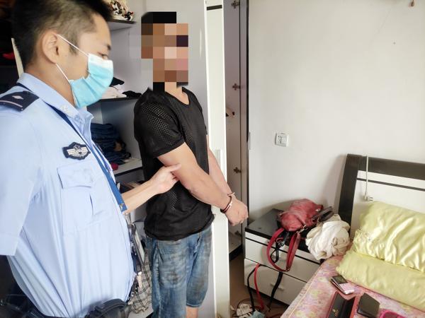 小偷撬门入室盗窃，被主人当场抓获，报警后被警察带走，请问小偷会怎么判刑？