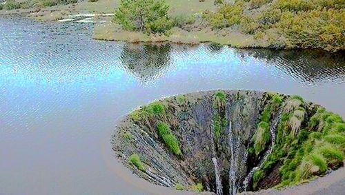 葡萄牙湖面上神秘的“地球破洞”是怎么回事？水流向了哪里？