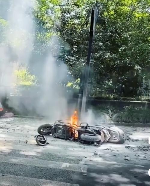 杭州电动车爆燃烧伤女孩去世了，你如何看待这场悲剧事故？