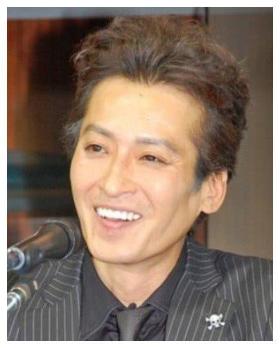 曾是日本当红男星，养了16年的儿子却不是亲生的，他是谁？