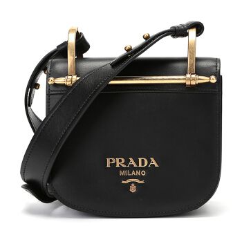 Prada  和阿玛尼的包哪个档次更高