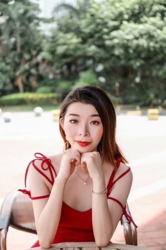 大家好，请问俞兆林官网上的模特是谁啊，好漂亮！还有一个店铺的模特也很漂亮，都是哪位，帮搜搜