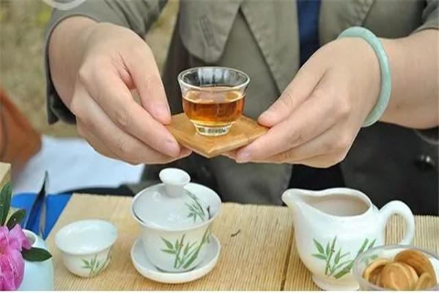 如何做奉茶礼仪？