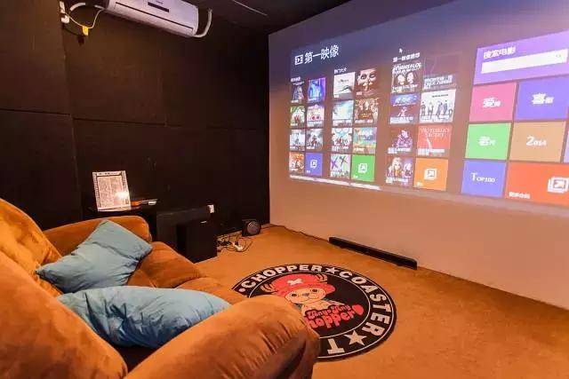 深夜一个男的约我看电影，私家影院的那种，给点建议，可以去吗？？