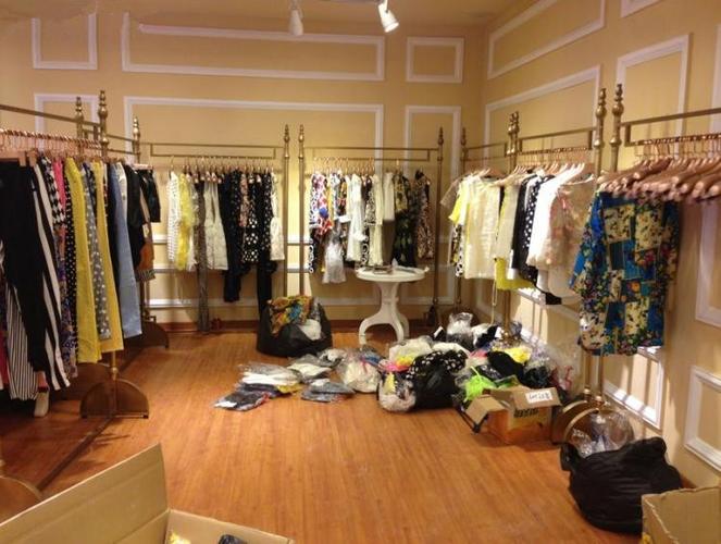 明天要和小姐妹们去逛街了，有什么精品女装店吗，可以推荐一下吗？