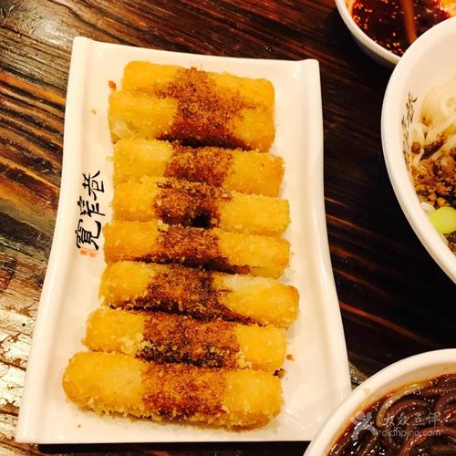 宽窄巷是到了成都必去的一个景点，到了宽窄巷，有哪些美食特产可推荐的？